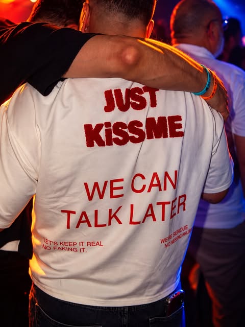 Photo de soirée : t-shirt Just kiss me